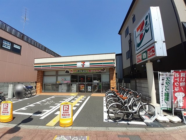 コンビニ　セブンイレブン足立竹ノ塚駅西店（コンビニ）まで202m