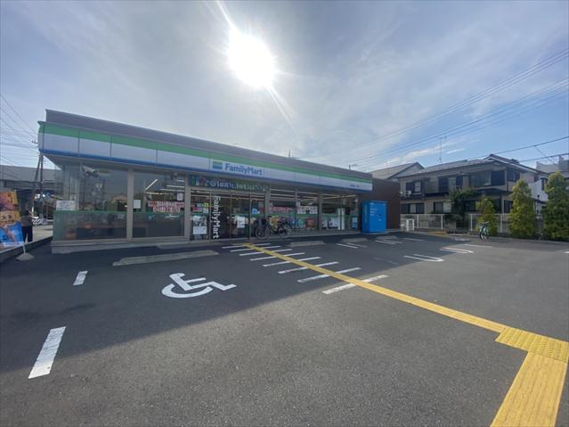 コンビニ　ファミリーマート草加旭町二丁目店（コンビニ）まで245m