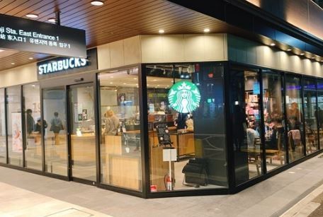 飲食店　スターバックスコーヒーエトモ祐天寺店（飲食店）まで990m