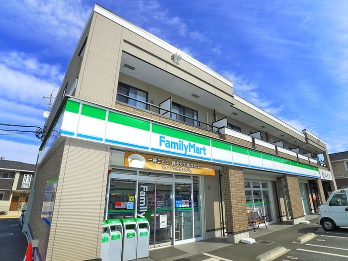 コンビニ　ファミリーマート（コンビニ）まで880m