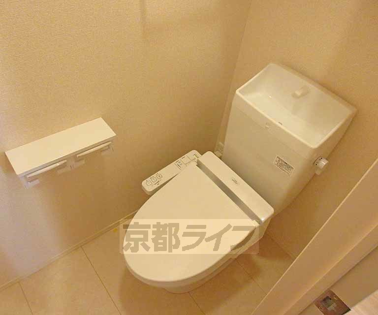 トイレ　上段収納ボックス有り