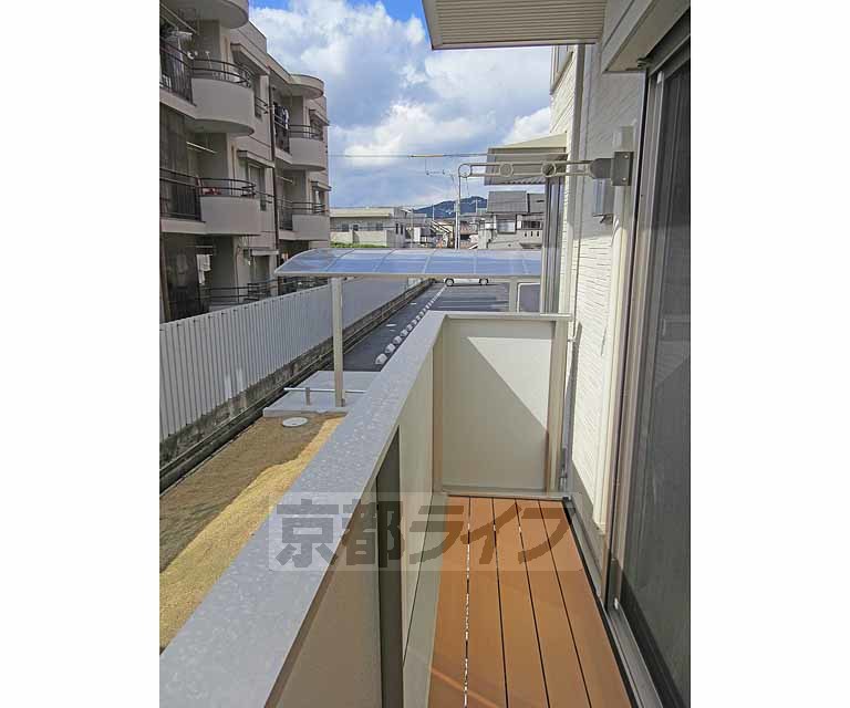 バルコニー　横に長いベランダなのでたくさん干せます・