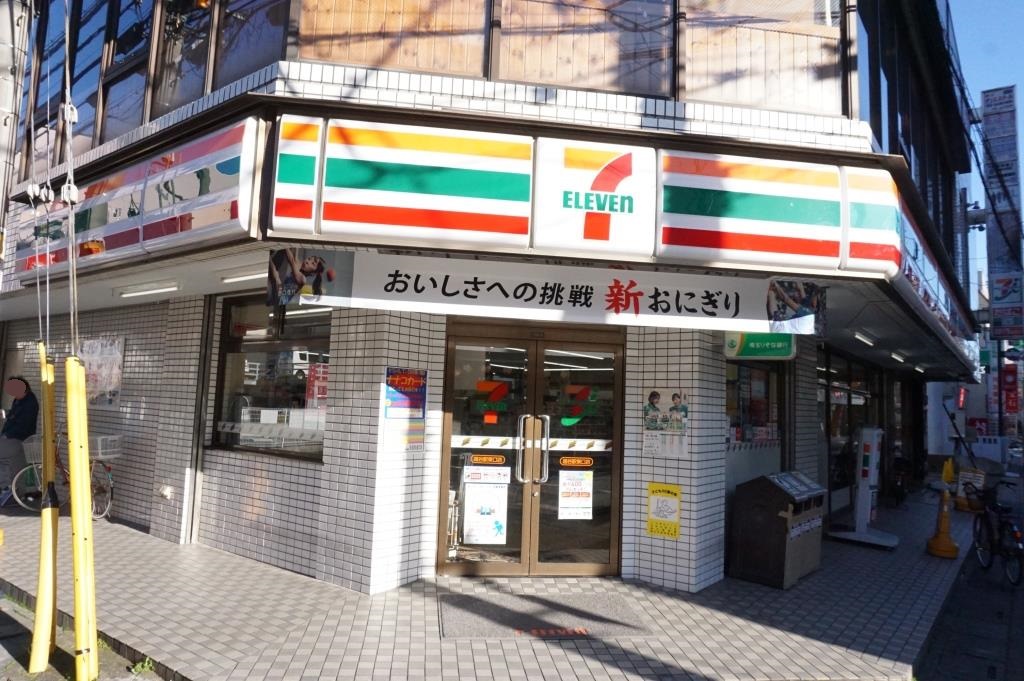 コンビニ　セブンイレブン 越谷駅東口店（コンビニ）まで126m