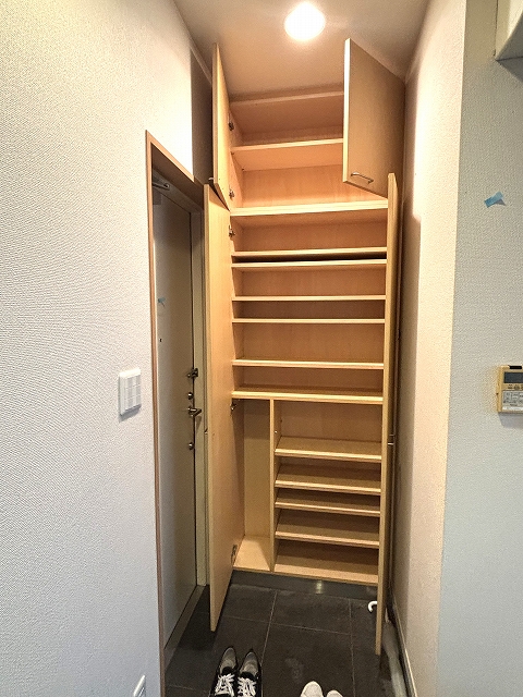 玄関　内装クリーニング中