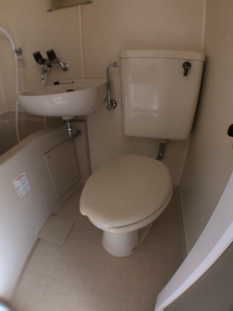トイレ　シンプルで掃除のしやすいトイレです♪