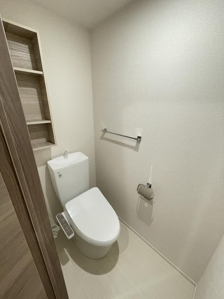 近鉄奈良線 東花園駅 徒歩15分 3階建 築1年のトイレ写真