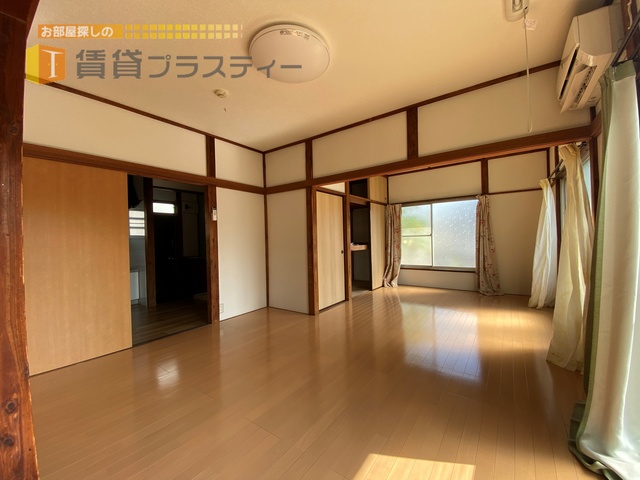 居室・リビング　採光窓が多くて日当たりサンサン。