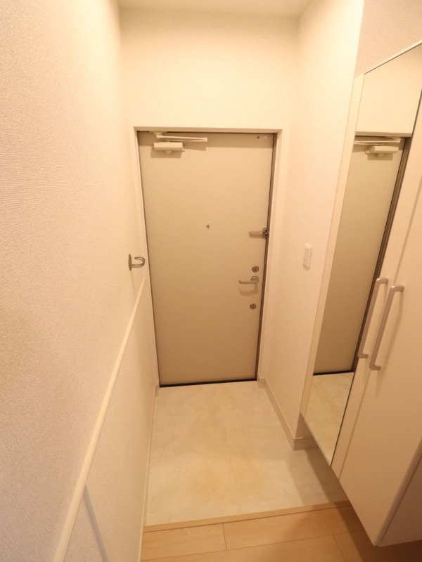 玄関　姿見付きシューズボックス