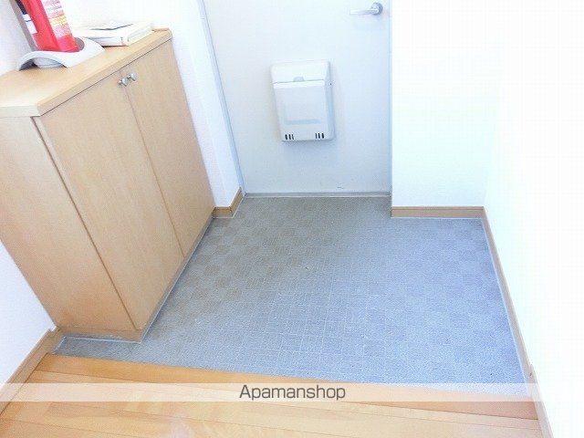 盛岡市 3階建 築20年の玄関写真