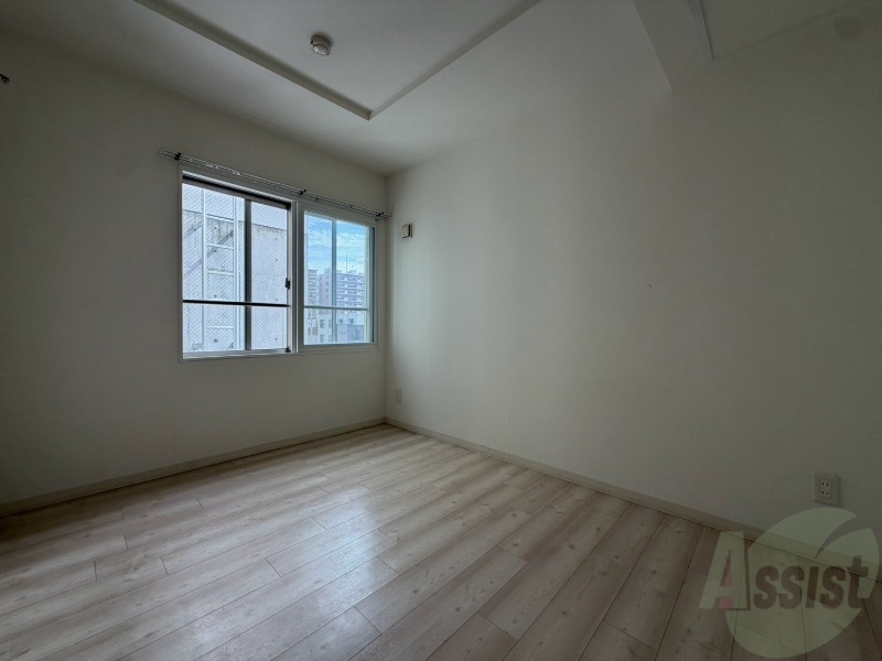 その他設備　木目のフローリングは落ち着きのある印象のお部屋になりますね。