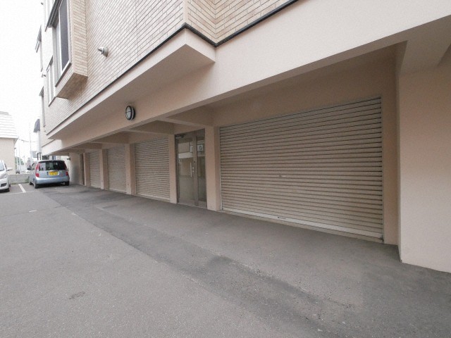 駐車場　駐車場（共用部）も広々しています♪