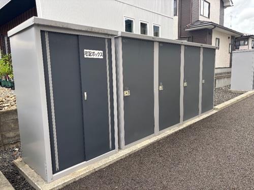エントランス　宅配ＢＯＸと外部物置
