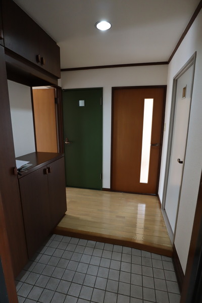 ロイヤルヒルズB棟の玄関写真