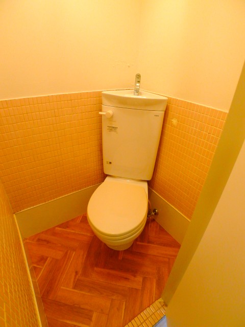 地下鉄鶴舞線 御器所駅 徒歩10分 3階建 築52年のトイレ写真