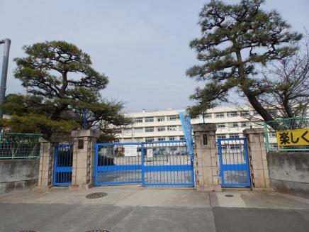 小学校　広島市立草津小学校（小学校）まで978m