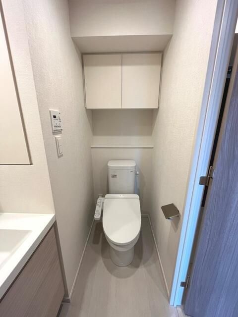 トイレ　落ち着いた色調のトイレです