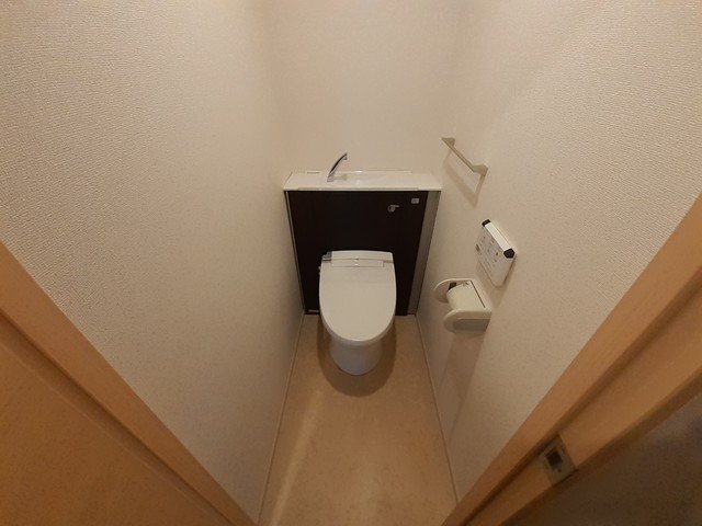 トイレ　落ち着いた色調のトイレです