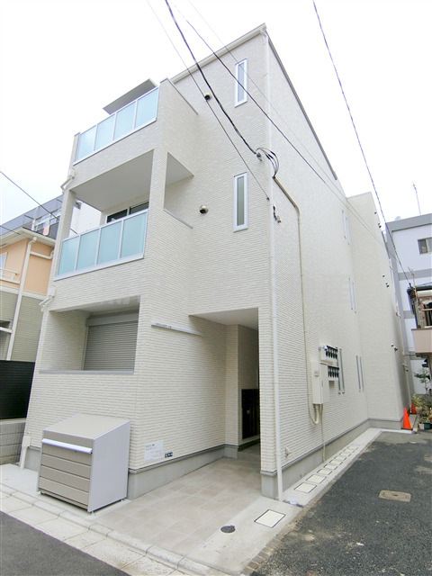 建物外観　2021年1月築　木造地上3階建て1R 1LDK総戸数9戸