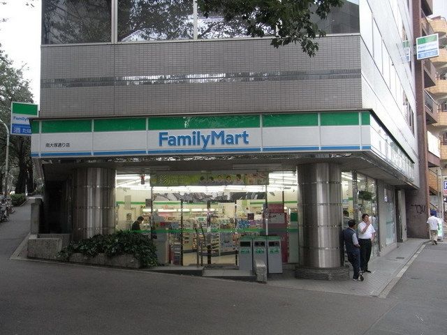 コンビニ　ファミリーマート（コンビニ）まで80m