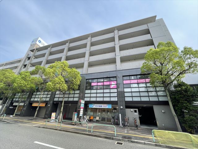 建物外観　防犯カメラ・オートロック完備/駅前