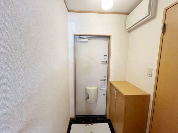 サージ Aの玄関写真
