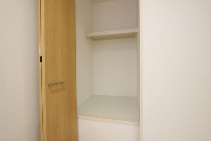 その他　リビングにも物入がございます！