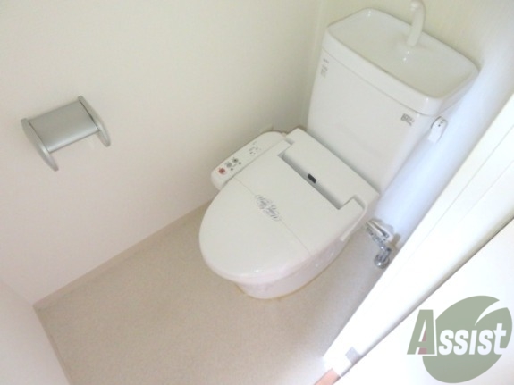 トイレ　トイレには嬉しいウォシュレット機能付きです。