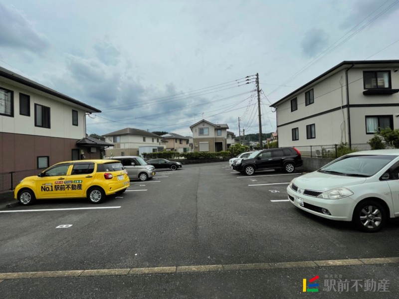 【小郡市美鈴が丘のアパートの駐車場】