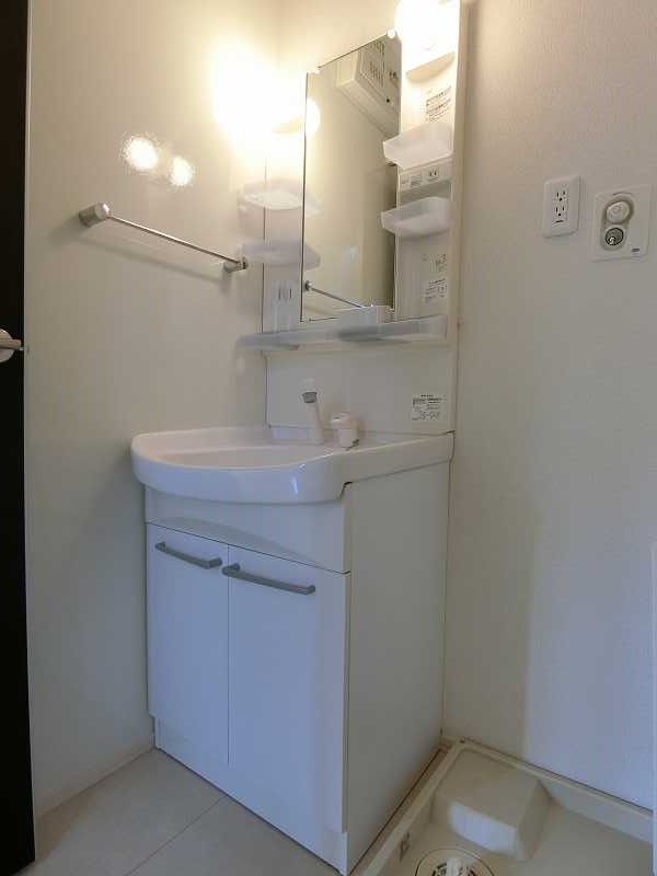 洗面設備　※同物件、別部屋の写真です。