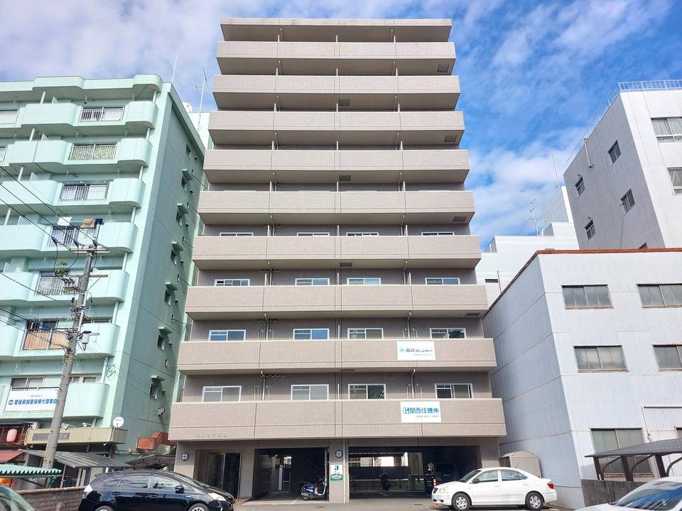 【松山市宮田町のマンションの建物外観】