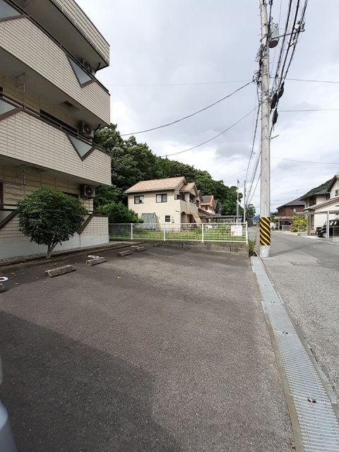 【三原市田野浦のマンションの駐車場】