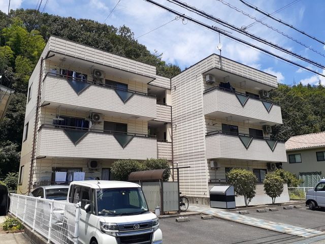 三原市田野浦のマンションの建物外観