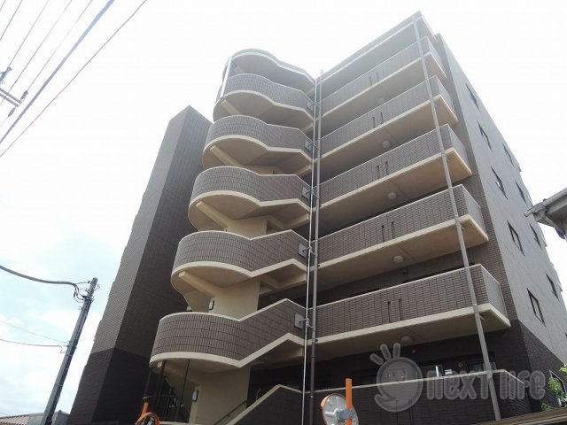 稲城市東長沼のマンションの建物外観