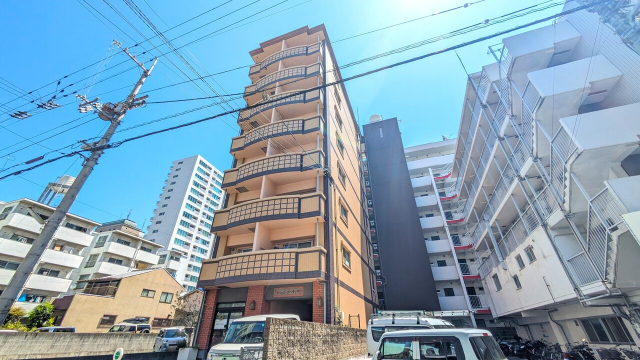 松山市松前町のマンションの建物外観