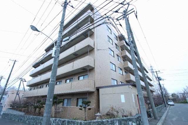 札幌市豊平区月寒東三条のマンションの建物外観