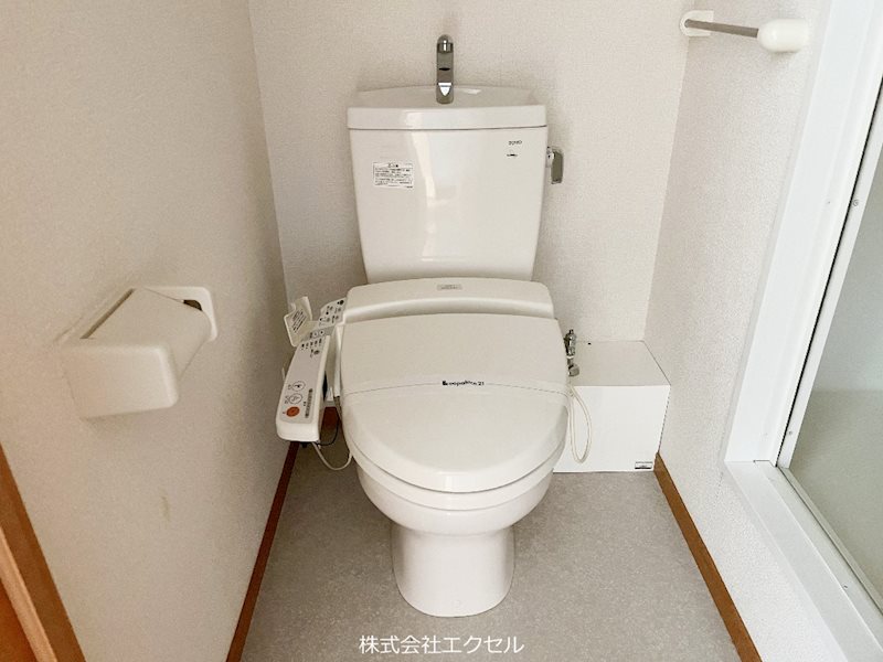 トイレ　温水洗浄便座です。
