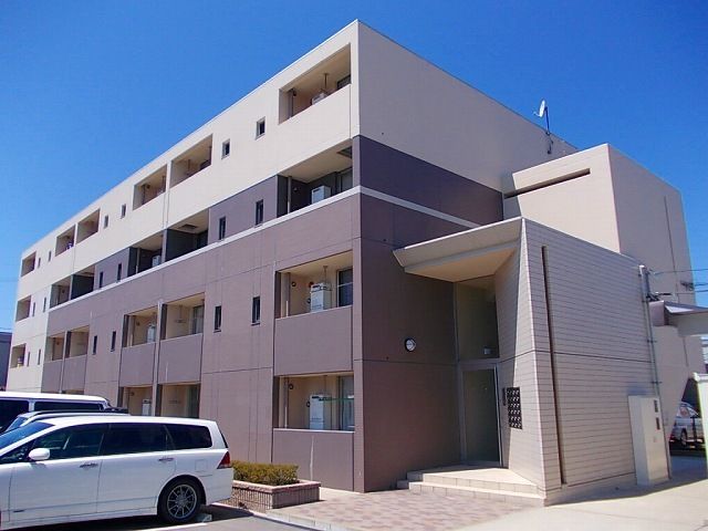 野々市市徳用のマンションの建物外観