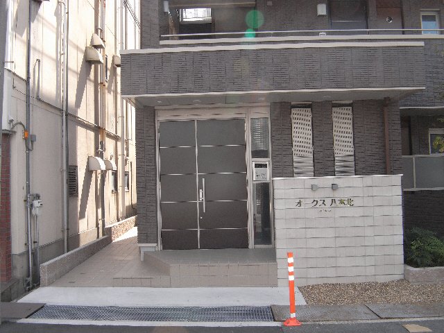 【橿原市新賀町のマンションのエントランス】