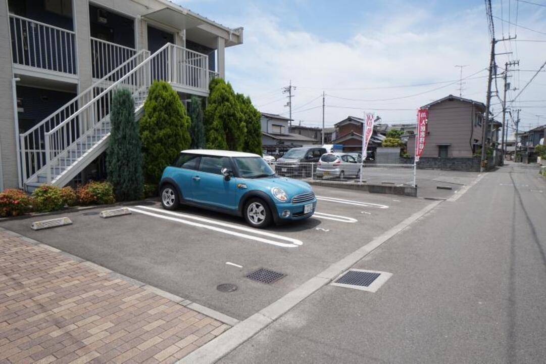 【松山市山越のアパートの駐車場】