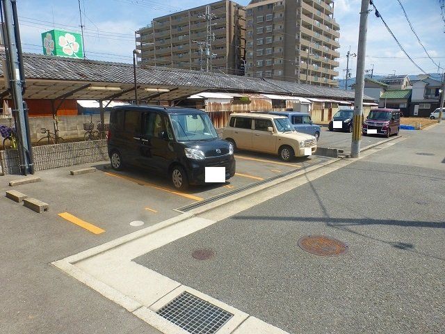 【八尾市南本町のマンションの駐車場】