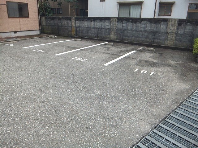 【高岡市中川園町のアパートの駐車場】