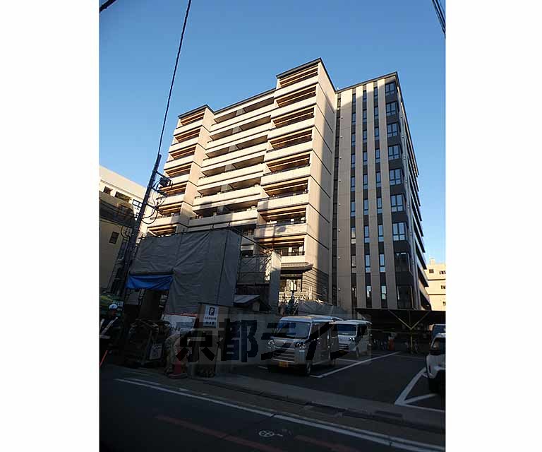 京都市下京区中之町のマンションの建物外観