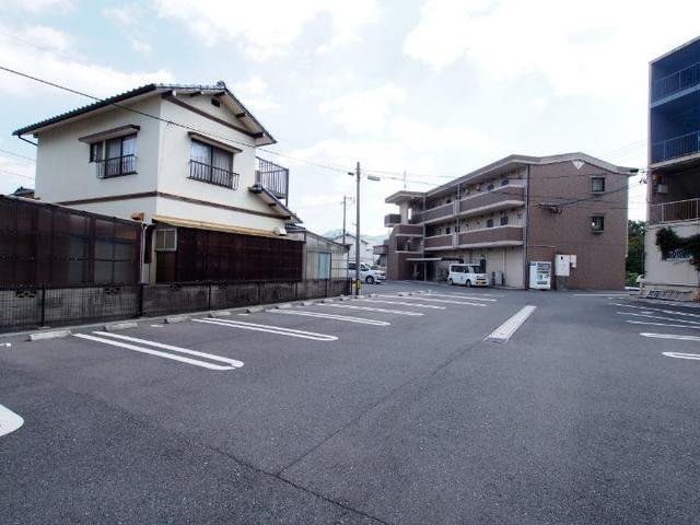 【北九州市若松区東二島のマンションの駐車場】