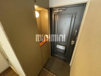 玄関　右側に下駄箱があります