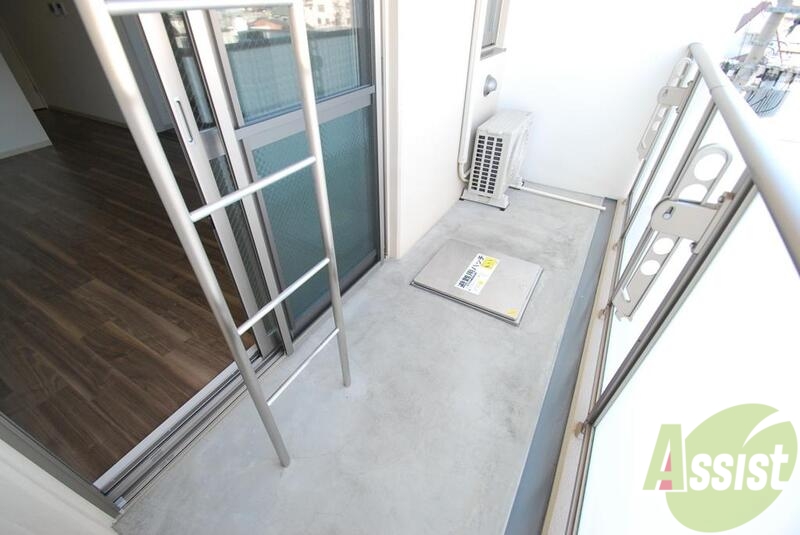 バルコニー　大きなバルコニーです。風通しも良いのですぐに乾きそうですね。