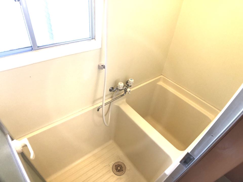 バス・シャワールーム　浴室に窓あります