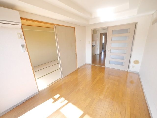 居室・リビング　同建物別号室参考写真です