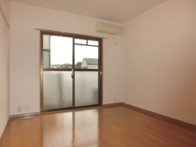 居室・リビング　エアコン完備、明るいお部屋です