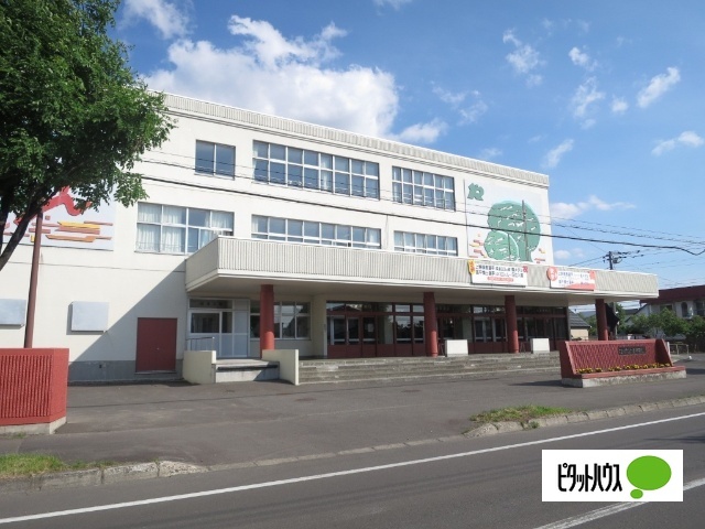 中学校　旭川市立六合中学校（中学校）まで1082m