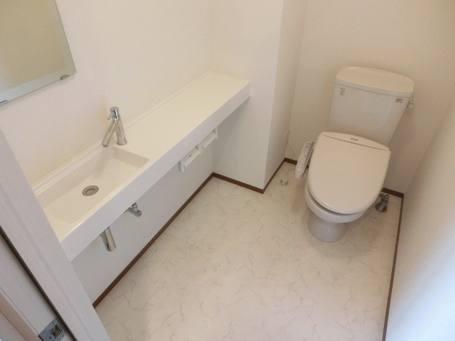 トイレ　手洗い場やウォシュレットなど機能性に優れたトイレです。